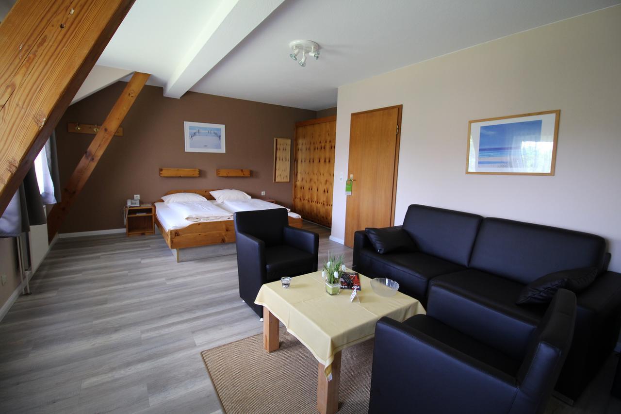 Hotel Garni Zur Post Utersum Exteriör bild